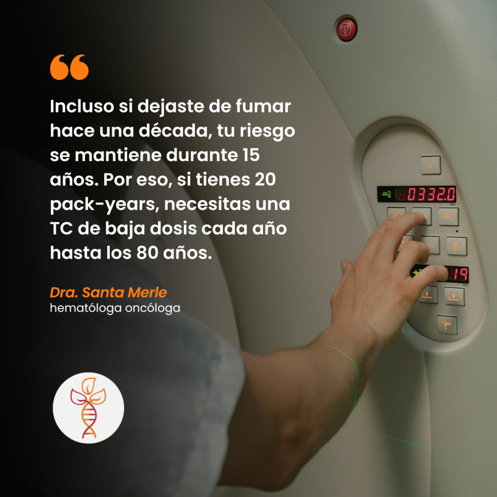 Mano de paciente programando un tomógrafo para una TC de baja dosis, recomendada para personas con historial de tabaquismo y riesgo de cáncer de pulmón.